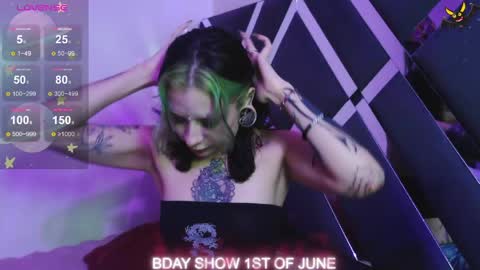 Vainilla Independent model online show from May 2026 12:19:01 AM