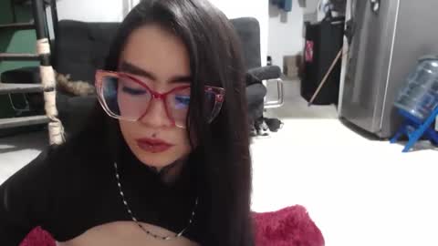 Snapshot of vaiolet_miss chatting on October 2025 04:43:02 AM vaiolet online show from October 2025 04:43:02 AM