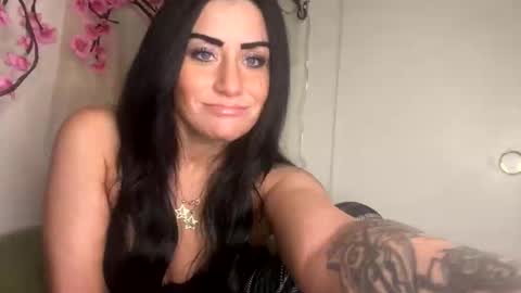 Valaya Noire online show from December 2025 01:11:01 AM