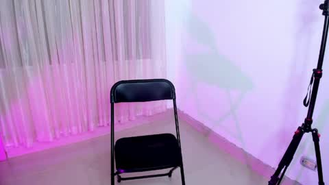 Snapshot of vale_kross chatting on April 2026 02:50:01 PM HI IM NEW online show from April 2026 02:50:01 PM