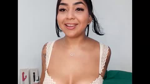 Snapshot of valehoney8 chatting on October 2025 04:37:02 PM Mara online show from October 2025 04:37:02 PM