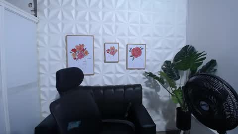 Snapshot of valentina_mature chatting on February 2025 10:45:01 PM Valentina online show from February 2025 10:45:01 PM