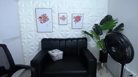 Snapshot of valentina_mature chatting on February 2025 09:04:01 PM Valentina online show from February 2025 09:04:01 PM