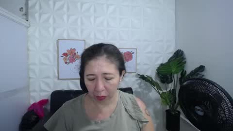 Snapshot of valentina_mature chatting on February 2025 10:14:02 PM Valentina online show from February 2025 10:14:02 PM