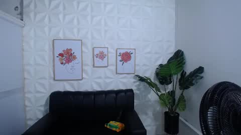 Snapshot of valentina_mature chatting on February 2025 10:37:01 PM Valentina online show from February 2025 10:37:01 PM