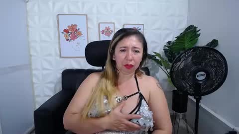 Snapshot of valentina_mature chatting on February 2025 10:15:02 AM Valentina online show from February 2025 10:15:02 AM