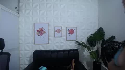 Snapshot of valentina_mature chatting on March 2025 11:05:01 PM Valentina online show from March 2025 11:05:01 PM