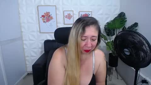 Snapshot of valentina_mature chatting on March 2025 09:09:02 PM Valentina online show from March 2025 09:09:02 PM