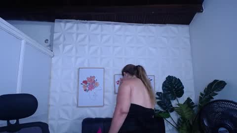 Snapshot of valentina_mature chatting on September 2025 12:01:01 AM Valentina online show from September 2025 12:01:01 AM