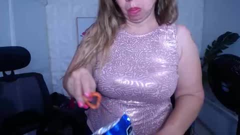 Snapshot of valentina_mature chatting on September 2025 10:23:01 PM Valentina online show from September 2025 10:23:01 PM