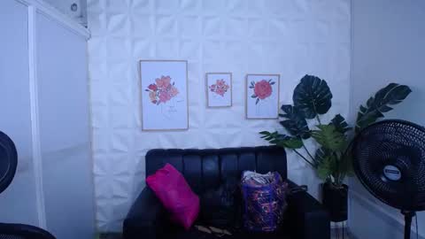 Snapshot of valentina_mature chatting on September 2025 10:44:01 PM Valentina online show from September 2025 10:44:01 PM