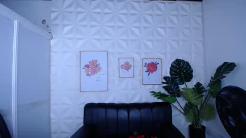 Snapshot of valentina_mature chatting on September 2025 10:24:02 PM Valentina online show from September 2025 10:24:02 PM