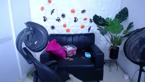 Snapshot of valentina_mature chatting on October 2025 10:29:02 PM Valentina online show from October 2025 10:29:02 PM