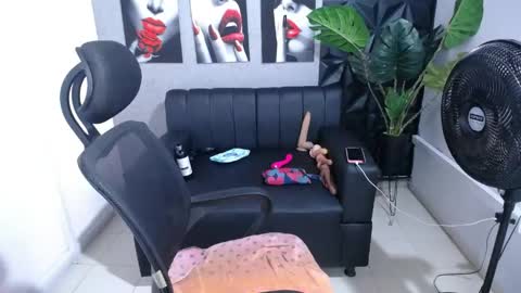 Snapshot of valentina_mature chatting on May 2026 04:45:02 PM Valentina online show from May 2026 04:45:02 PM