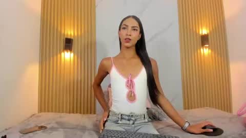 Snapshot of valentinaliux_ chatting on June 2026 11:42:02 AM valentinaliux_ online show from June 2026 11:42:02 AM