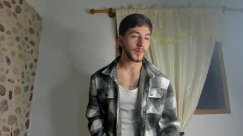 Snapshot of valentino2201 chatting on January 2025 12:35:02 AM valentino online show from January 2025 12:35:02 AM