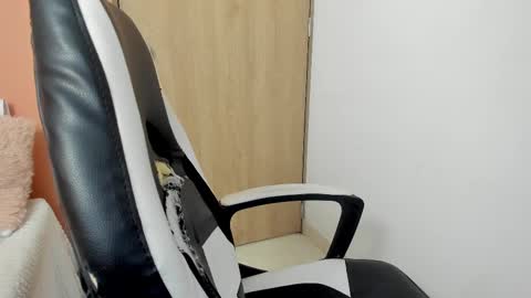 Snapshot of valerihouse chatting on February 2025 09:15:02 PM Juli C online show from February 2025 09:15:02 PM