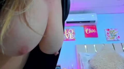 Snapshot of valerysex4u chatting on May 2026 01:33:01 AM Valery online show from May 2026 01:33:01 AM
