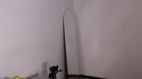 Snapshot of valientegirl_ chatting on April 2026 03:51:02 AM VALIENTE online show from April 2026 03:51:02 AM