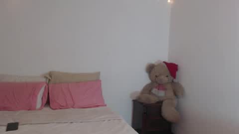 Snapshot of valientegirl_ chatting on April 2026 12:22:02 AM VALIENTE online show from April 2026 12:22:02 AM