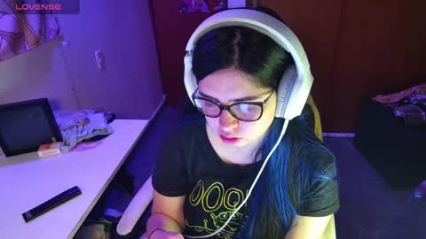 Snapshot of vallolet1_ chatting on January 2025 12:11:01 AM Im Violet online show from January 2025 12:11:01 AM