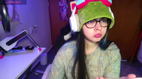 Snapshot of vallolet1_ chatting on January 2025 11:36:02 PM Im Violet online show from January 2025 11:36:02 PM