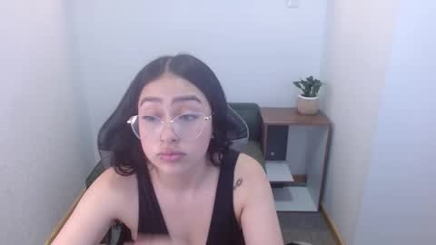 vallolett__ online show from November 2025 04:20:01 PM