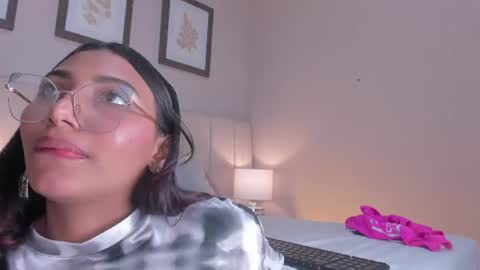 Snapshot of vanessa__cb chatting on June 2026 06:34:01 PM vanessa__cb online show from June 2026 06:34:01 PM