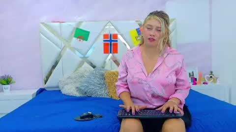 Snapshot of vanessa_duartee chatting on June 2026 07:12:02 PM Vanessa online show from June 2026 07:12:02 PM