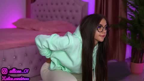 Vanessa Simon online show from September 2025 06:18:01 AM