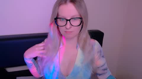 Mia online show from September 2025 07:02:01 AM