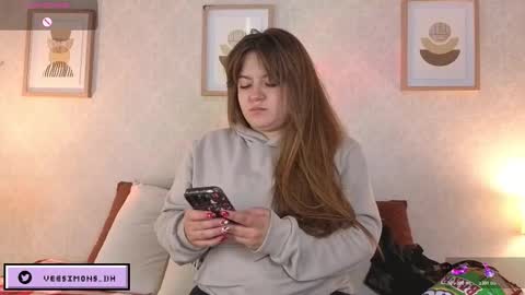 Vee Simons online show from December 2025 07:51:02 PM