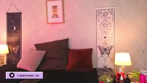 Vee Simons online show from June 2026 08:47:01 PM