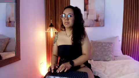 Snapshot of velvet_curly chatting on April 2026 12:29:02 PM Emma Curly online show from April 2026 12:29:02 PM