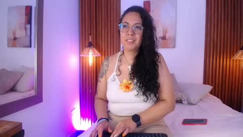 Snapshot of velvet_curly chatting on April 2026 12:31:01 PM Emma Curly online show from April 2026 12:31:01 PM