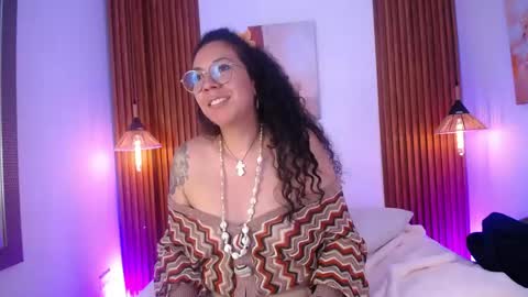 Snapshot of velvet_curly chatting on April 2026 05:30:01 PM Emma Curly online show from April 2026 05:30:01 PM