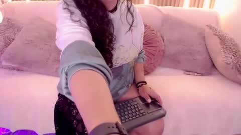 Snapshot of velvet_curly chatting on May 2026 12:32:01 PM Emma Curly online show from May 2026 12:32:01 PM