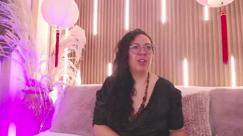 Snapshot of velvet_curly chatting on May 2026 12:14:02 PM Emma Curly online show from May 2026 12:14:02 PM