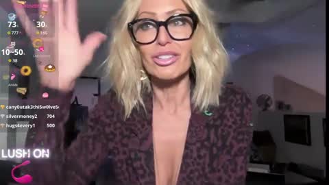 Snapshot of velvetbarbie chatting on January 2025 03:08:02 AM VelvetBarbie online show from January 2025 03:08:02 AM