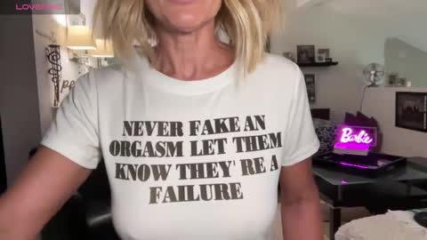 Snapshot of velvetbarbie chatting on March 2025 09:03:01 PM VelvetBarbie online show from March 2025 09:03:01 PM