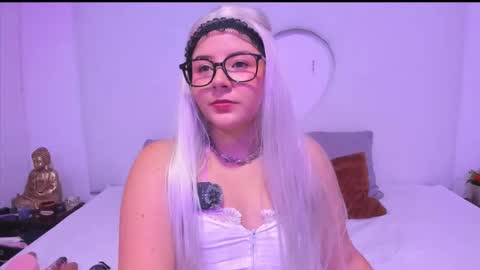 Snapshot of velvetwhite chatting on September 2025 04:36:01 AM Sofia online show from September 2025 04:36:01 AM