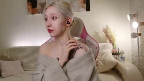 Mia online show from October 2025 06:16:02 AM