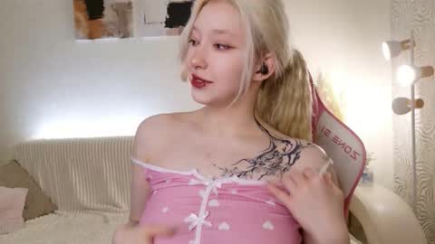 Mia online show from October 2025 02:06:02 PM