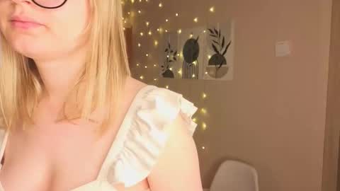 Snapshot of verocat chatting on November 2025 06:12:01 AM Veronica online show from November 2025 06:12:01 AM