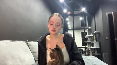 Snapshot of vestaszanto chatting on October 2025 04:09:02 PM Esta online show from October 2025 04:09:02 PM