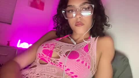 Snapshot of vickyyyx chatting on February 2025 04:23:02 AM Goddess Victory online show from February 2025 04:23:02 AM