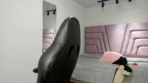 Snapshot of victoria_noir_18 chatting on May 2026 12:30:02 AM Vicky online show from May 2026 12:30:02 AM