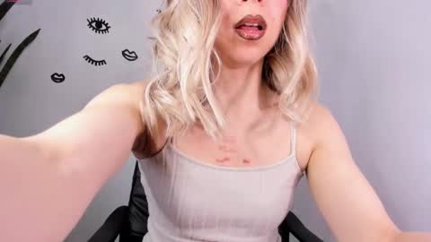 Snapshot of victoria_qq chatting on November 2025 06:52:02 PM D A N I online show from November 2025 06:52:02 PM