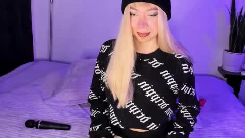 Snapshot of victoria_qq chatting on November 2025 05:40:02 PM D A N I online show from November 2025 05:40:02 PM