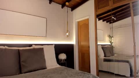 Victoria Shelby  online show from October 2025 12:00:02 PM